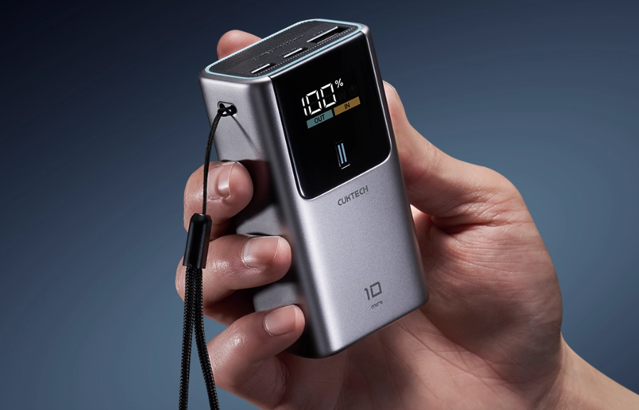 手持酷态科10号超级电能棒Mini,屏幕显示100%电量及OUT IN标识