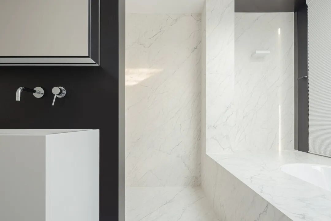 现代风格浴室立柱洗手台与镜面