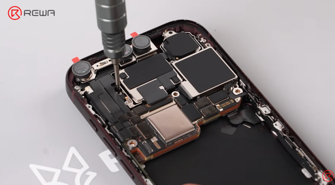 iPhone 18 Pro 拆解过程主板螺丝操作特写