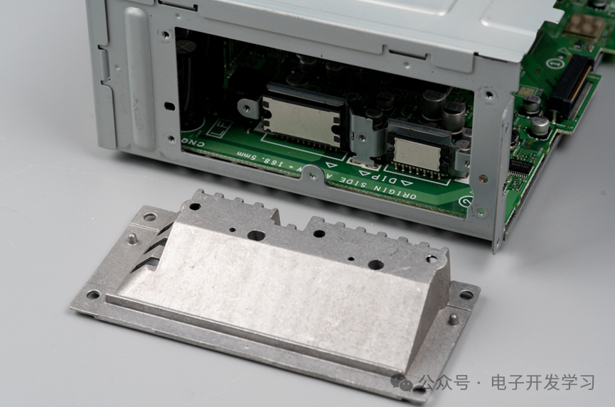 本田皓影车机拆开金属外壳