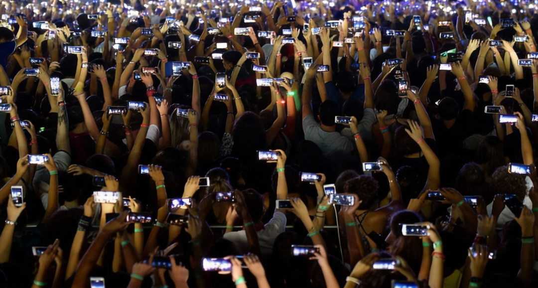 演唱会现场观众举起手机形成光海