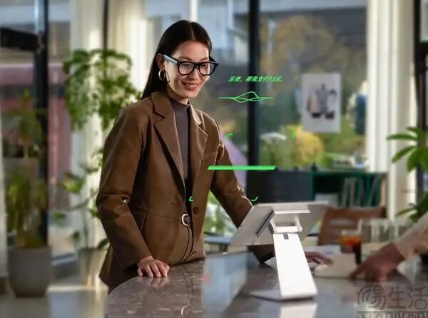 女性在办公环境佩戴智能眼镜使用电脑