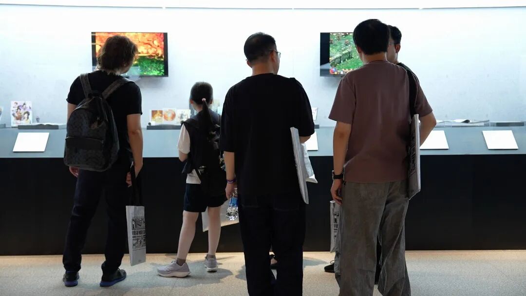 观众在展板前拍照