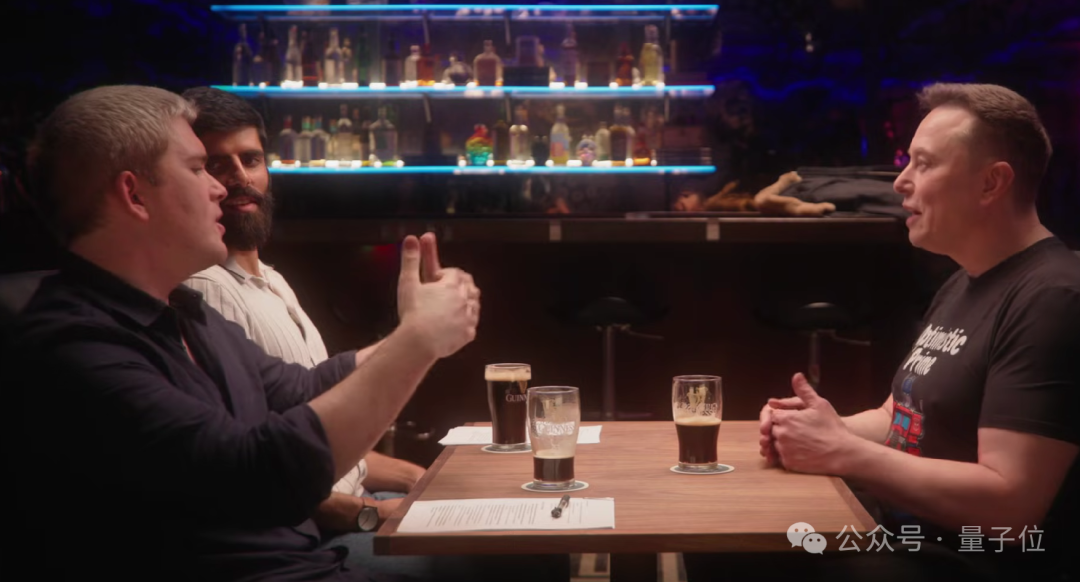 马斯克在酒吧中交谈的特写