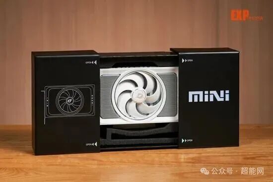 打开状态的显卡包装盒