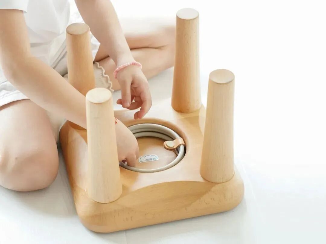 小孩操作木质四脚小凳