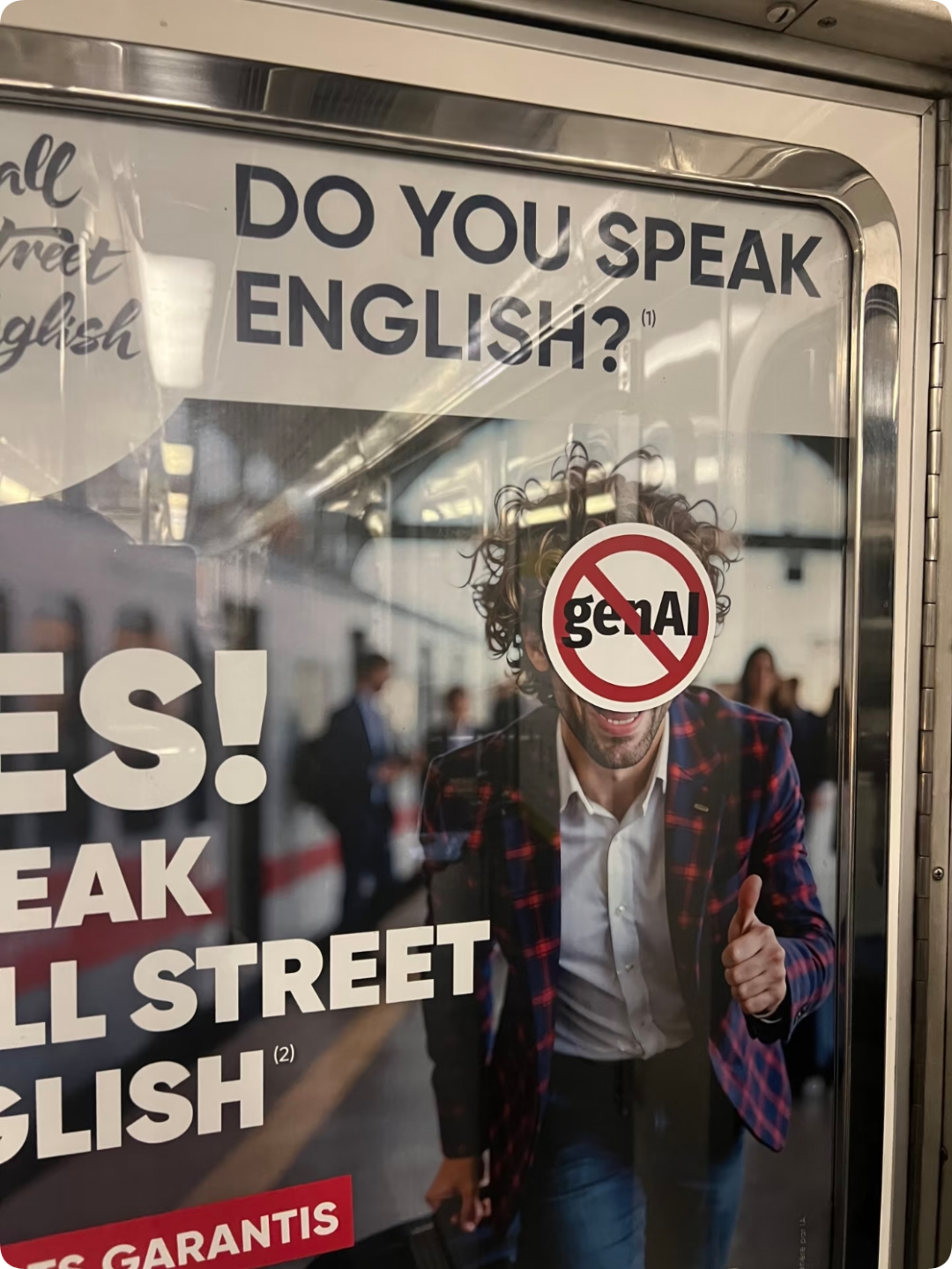 英语培训机构海报被贴上禁止AI生成的圆形贴纸,讽刺生成式人工智能对语言学习的冲击