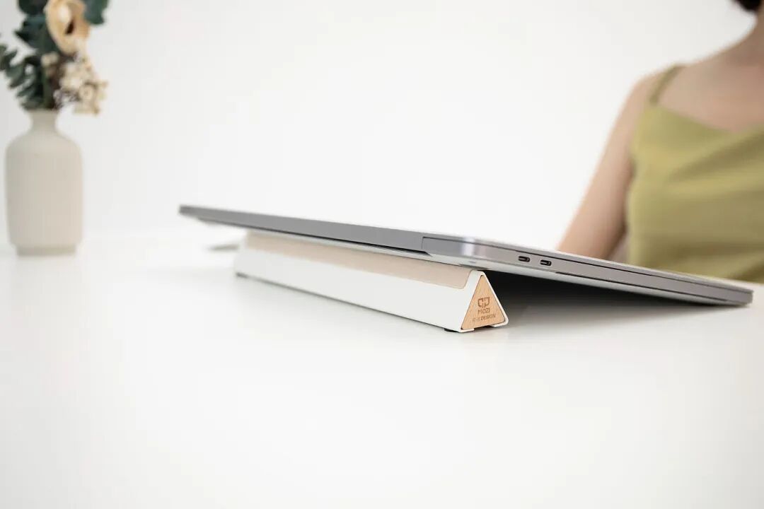 笔记本电脑与三角形支架场景