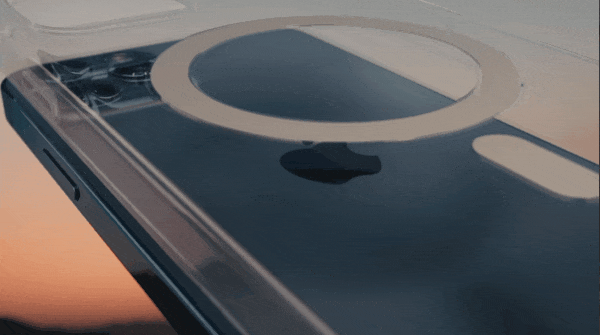 iPhone搭配MagSafe磁吸配件与卡包的实际使用场景展示