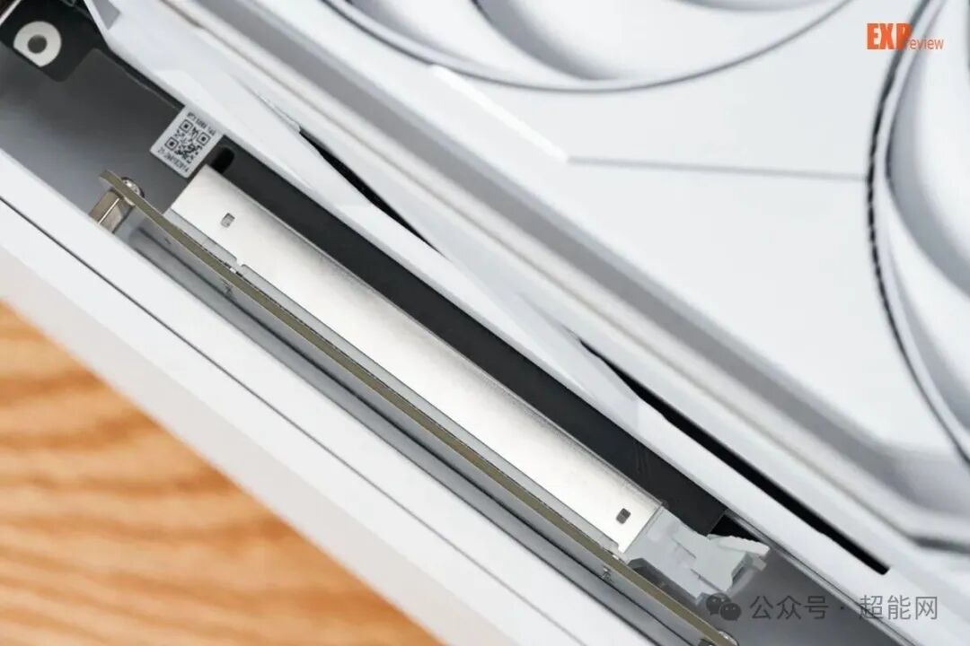 金属屏蔽加固的PCIe 5.0延长线插槽