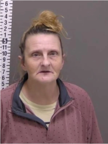 Angela Lipps站在身高测量尺前