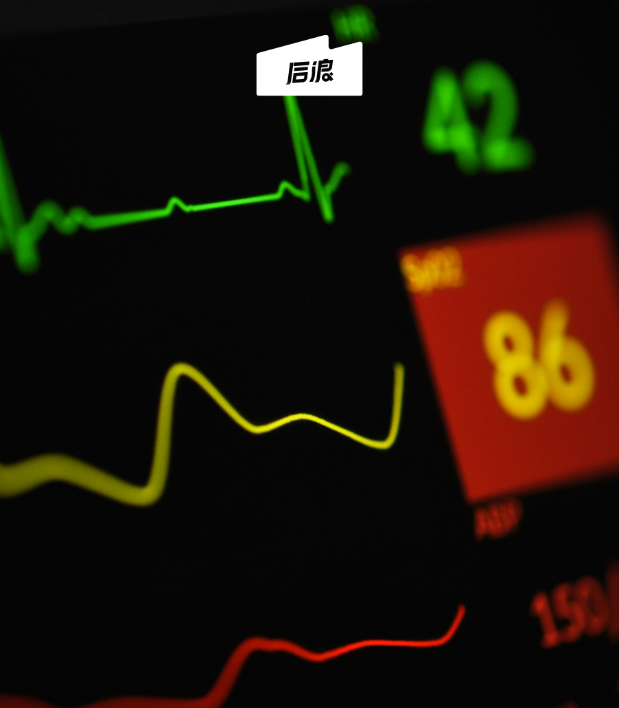 心梗监护仪显示心电图波形和血氧数值