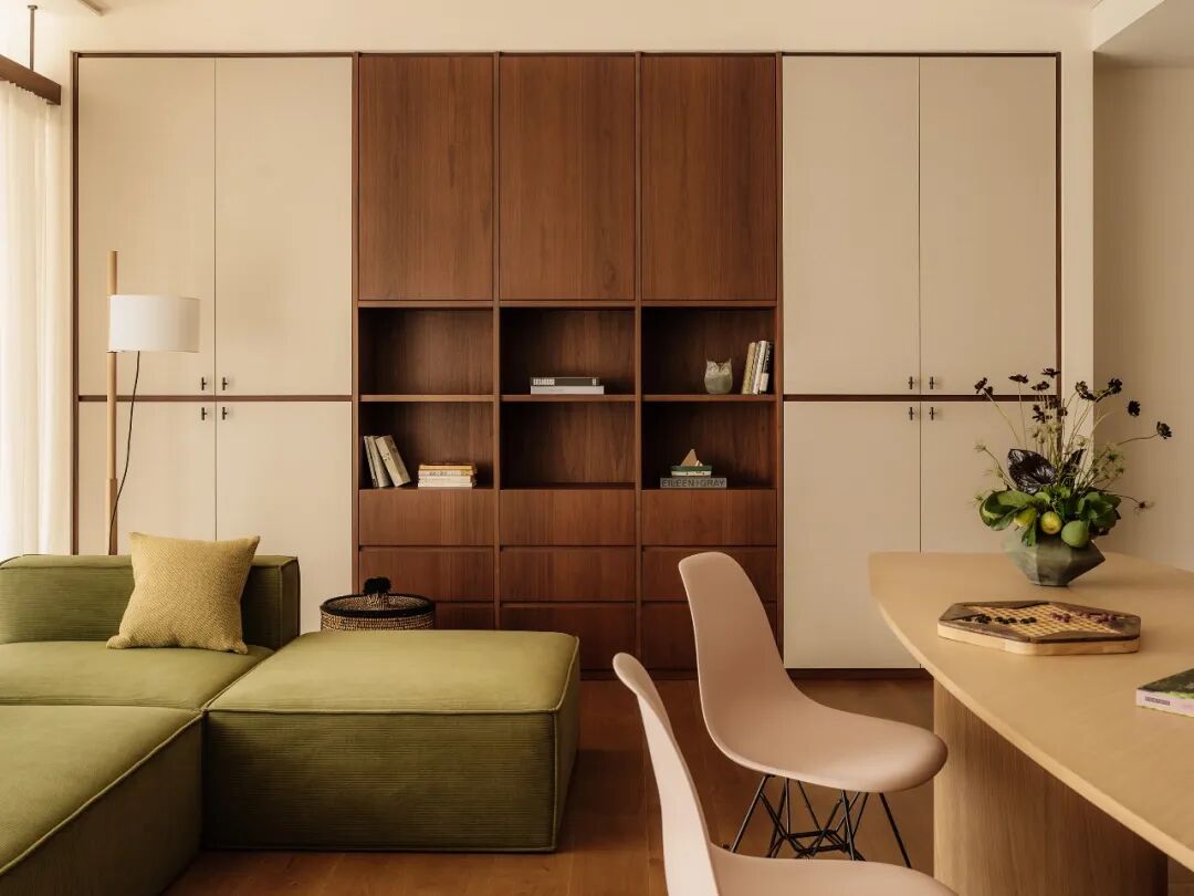 客厅，绿色沙发与定制柜体