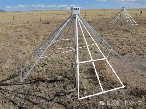 长波/中波大型塔状天线野外场景