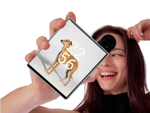 女性手持白色折叠屏手机微笑