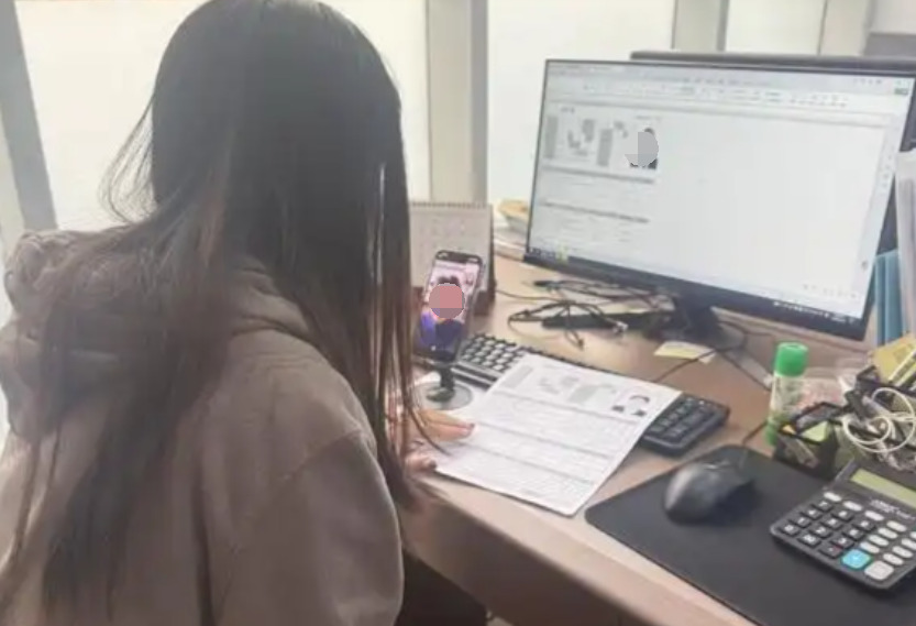 技术岗位日常工作场景:开发人员伏案编写代码