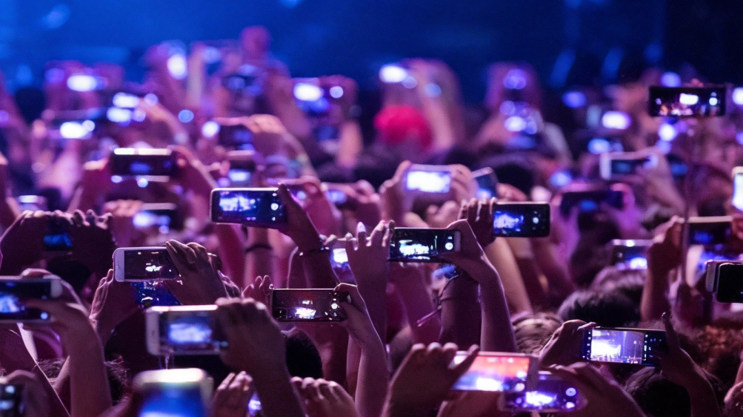 演唱会现场密集的手机屏幕