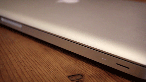 MacBook 闭合状态下的睡眠指示灯特写