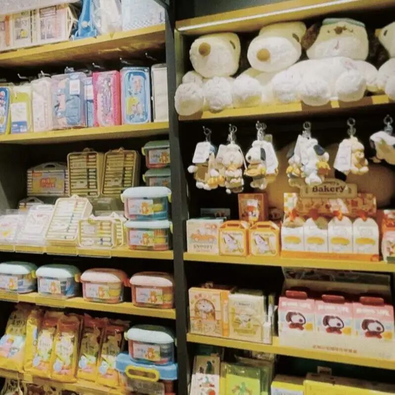 商场货架上的史努比与奥拉夫周边