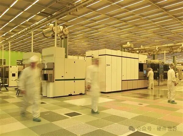 半导体洁净室中的光刻设备与操作人员