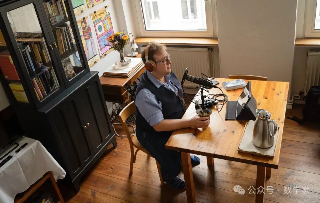 德米安·戈斯录制播客