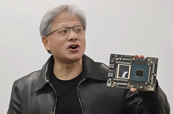灰发男子展示RTX Spark芯片模组