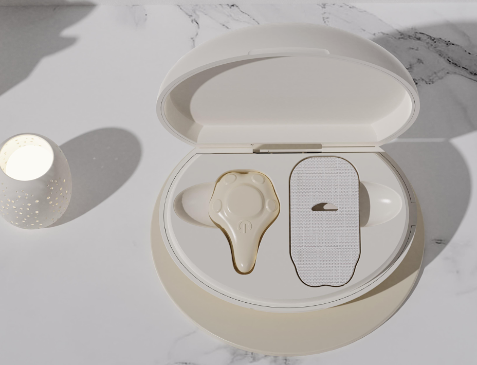 大理石台面上的美容设备收纳盒，旁有发光灯饰点缀