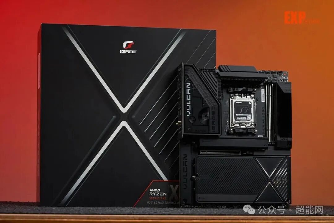 iGame主板与包装盒展示图