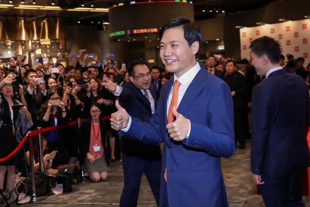 雷军在发布会上向观众竖起大拇指