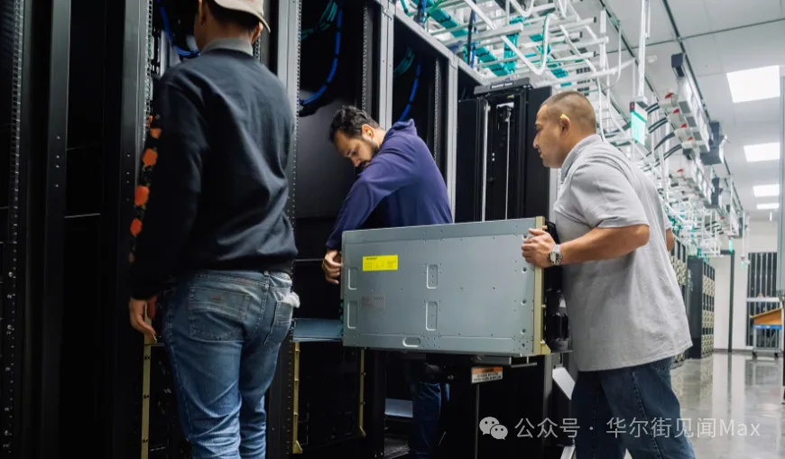 技术人员安装AI服务器