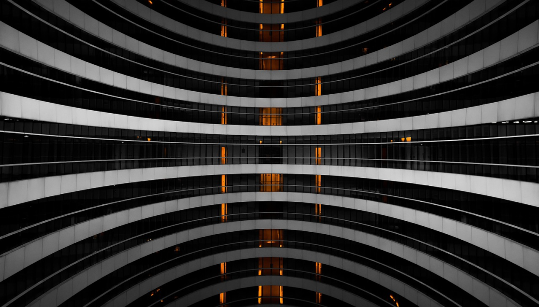 具有强烈几何美感的现代建筑内部仰视图