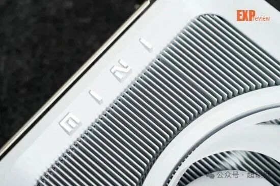 显卡散热格栅与iGEME标志特写