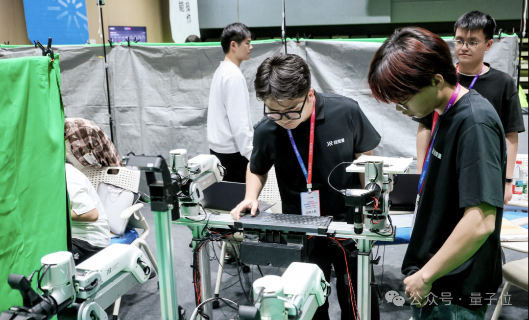 参赛者正在现场调试机器人设备