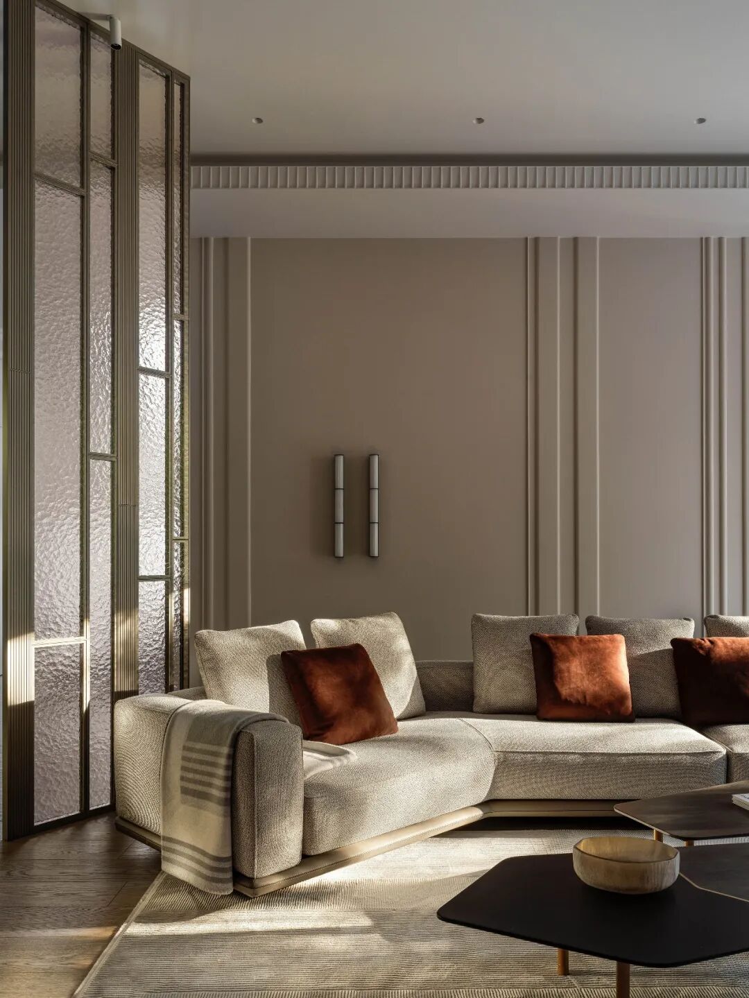 客厅沙发与壁灯