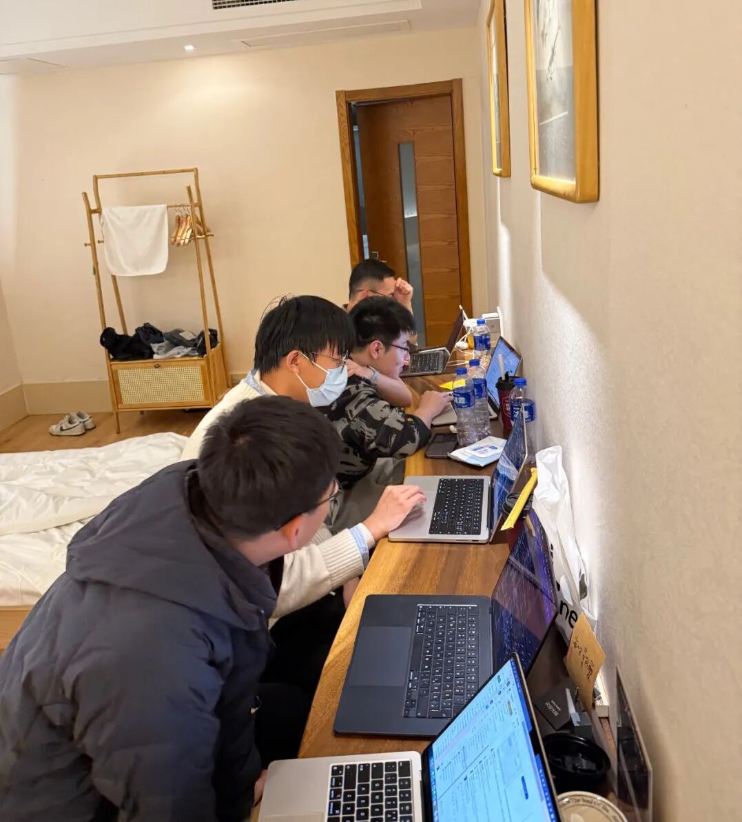 团队在酒店房间集中开发