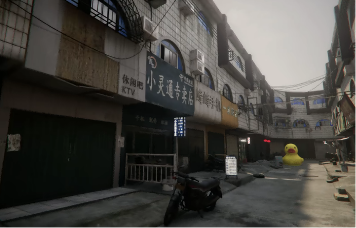 略显破败的街道场景，悬浮一只巨大黄色橡皮鸭