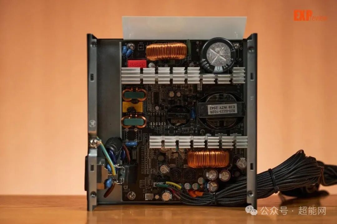 GAMEMAX MAX P750B 电源内部整体结构图