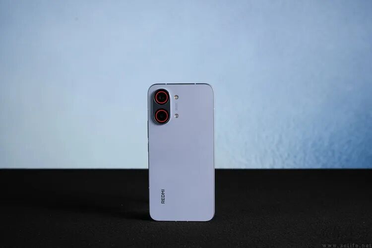 REDMI Turbo 5 Max 白色机身背面与品牌标识