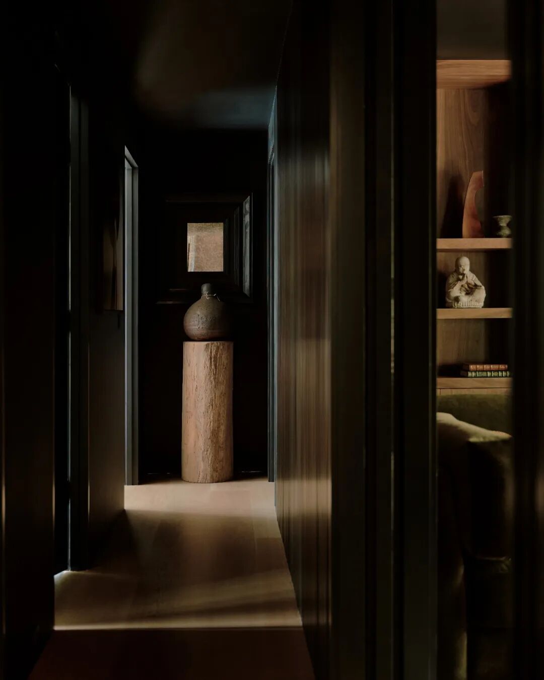 静谧的室内走廊与嵌入式书架