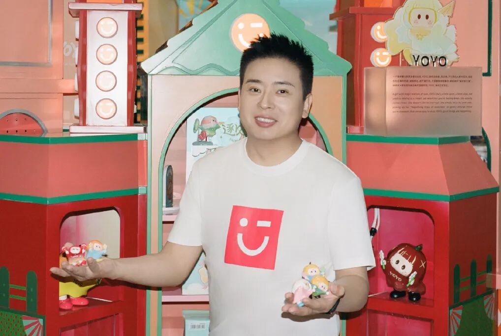 名创优品创始人叶国富手持玩偶