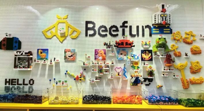 深圳必凡娱乐公司门口的乐高创意墙，拼有“BeeFun”标志及各种卡通造型