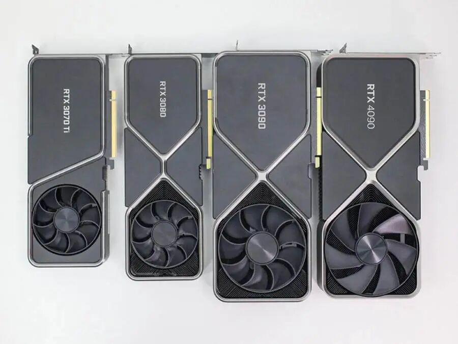 英伟达 GeForce RTX 3070 Ti、3080、3090 与 4090 公版显卡并排摆放