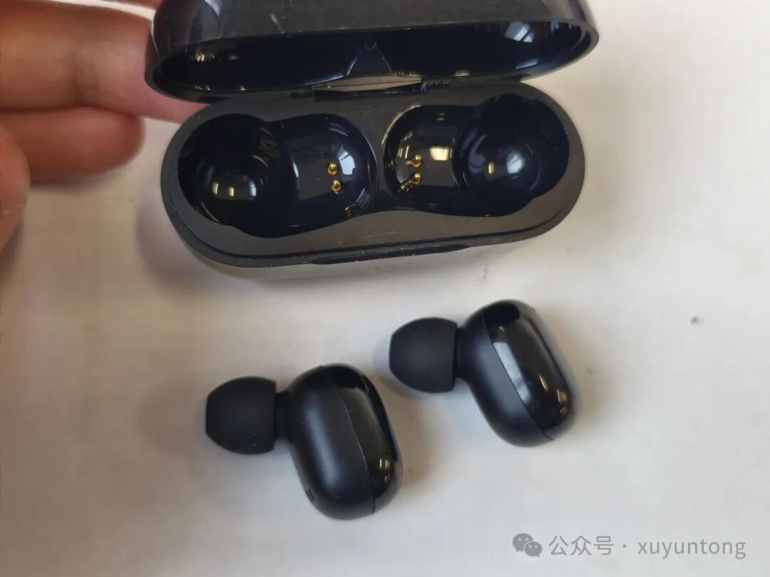 打开的CVC耳机充电盒