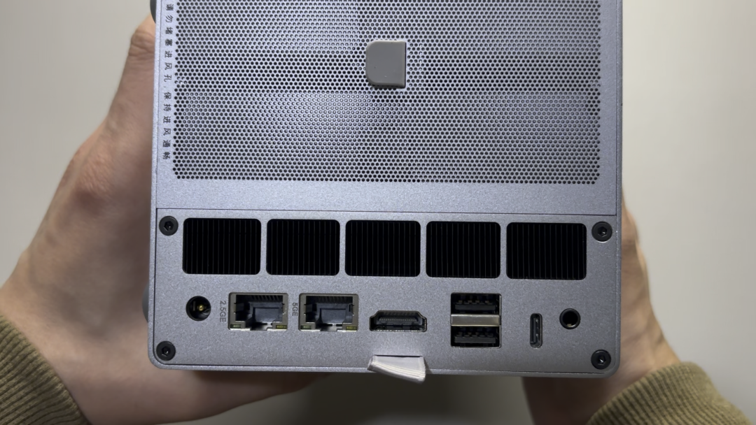 设备背面接口特写