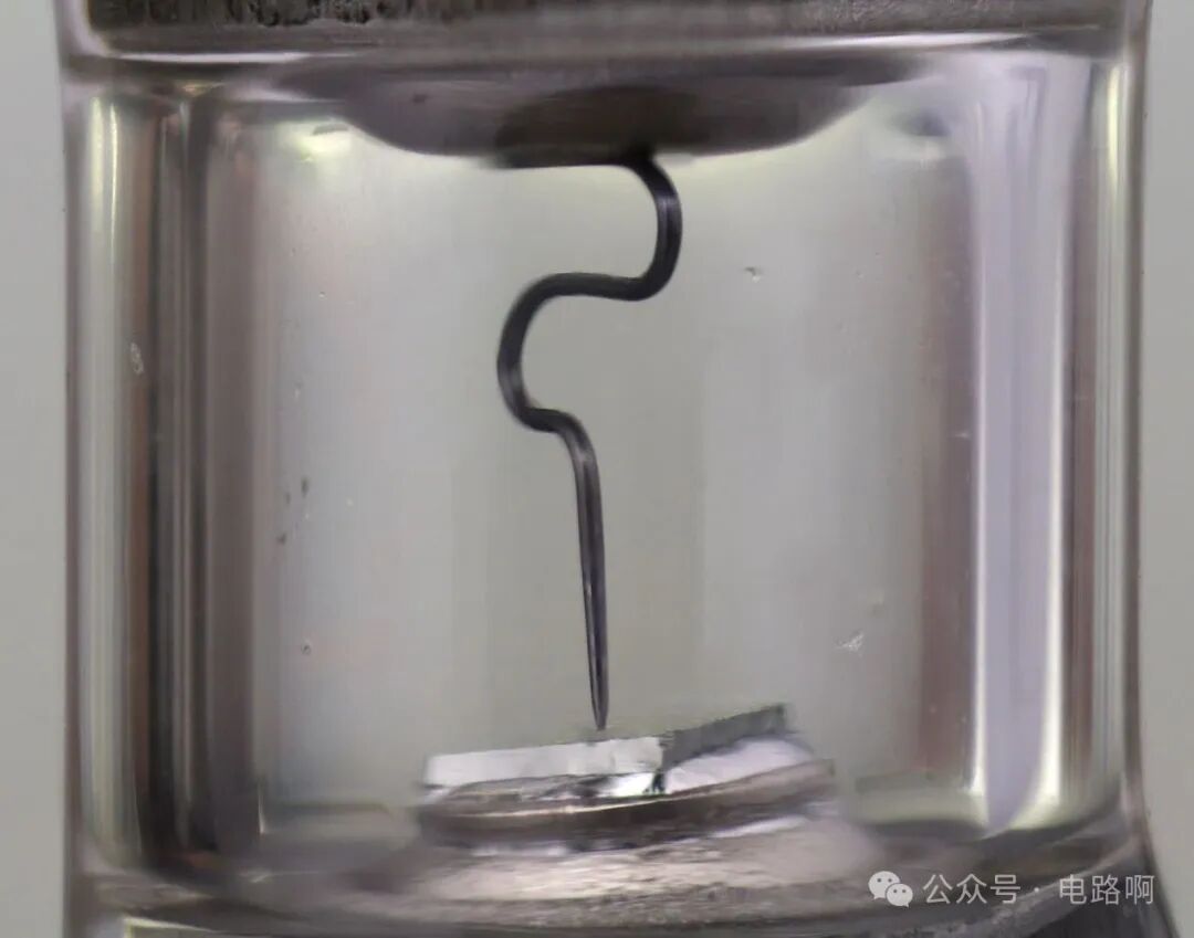 内部锗片与钨丝触点的安装位置