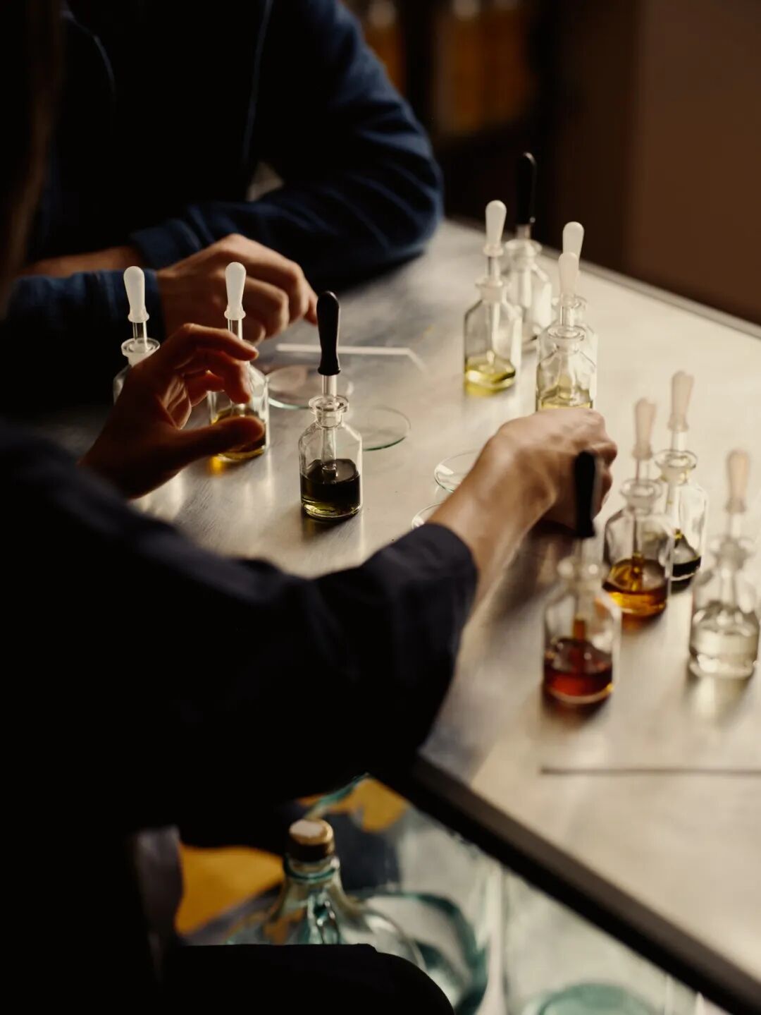 使用滴管精确调配香水