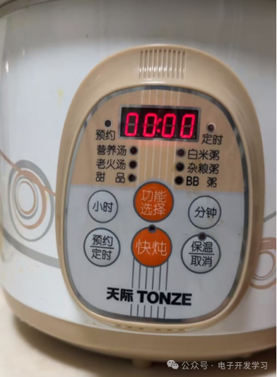 天际电炖煲控制面板特写