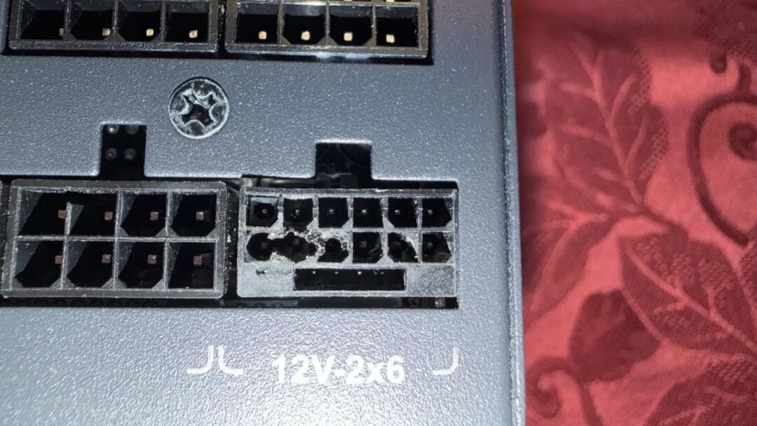电源12V-2x6接口烧毁熔化痕迹明显