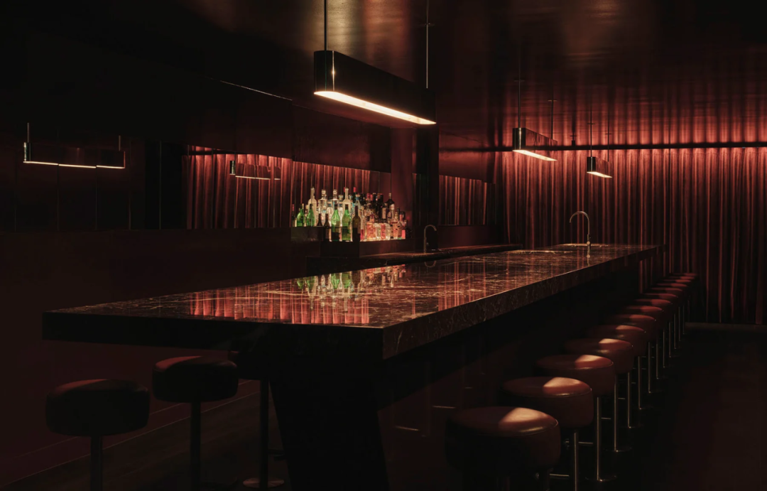 Bar Lina红色吧台