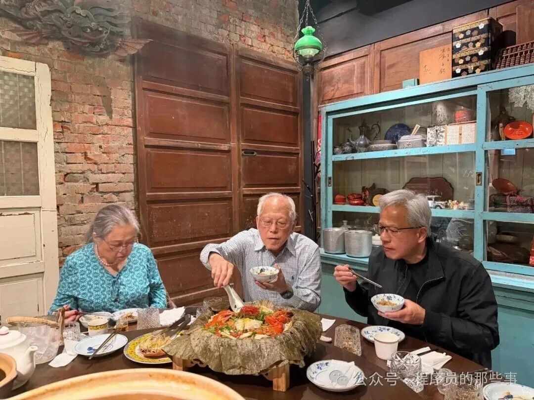 黄仁勋与家人围坐餐桌聚餐,桌上摆放着热气腾腾的大菜,就餐环境为复古风格